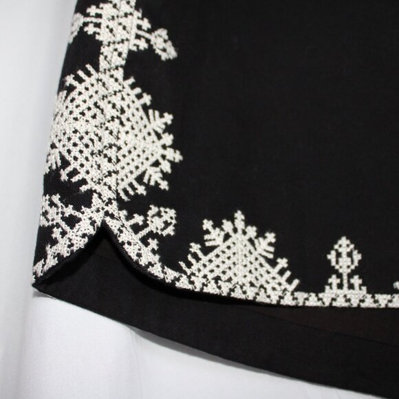 NWT Joie Gerardine Black & White Embroidered Shorts Chino Style Size 6 - Picture 2 of 11